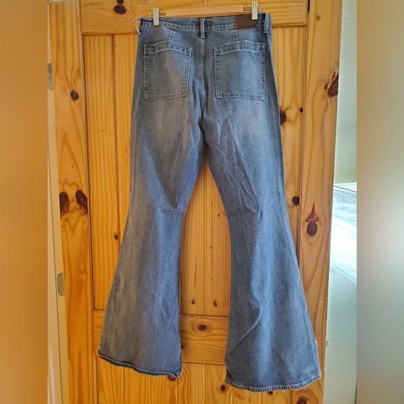Lucky Brand Bell Flare High-Waisted Jeans - Picture 2 of 6